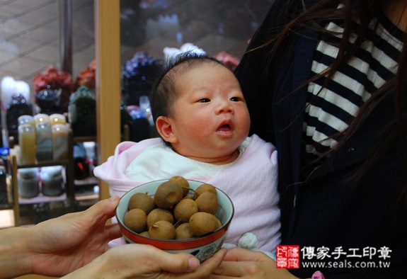 陳寶寶(新北永和區嬰兒寶寶滿月剃頭理髮、免費嬰兒剃胎毛儀式吉祥話)。中國風會場，爸媽寶貝免費穿「日中韓」古裝禮服。專業拍照、DVD光碟、證書。★購買「臍帶章、肚臍章、胎毛筆刷印章」贈送：剃頭、收涎、抓周，三選一。 2015.10.08 照片9